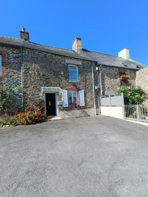 Maison près de la Rance dans un village